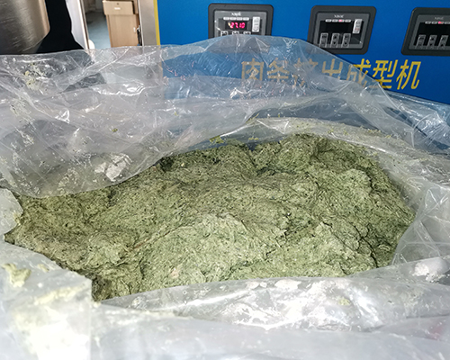 老客户来带物料来天润考察真空滚揉机肉制品系列宠物零食挤出机(图1)